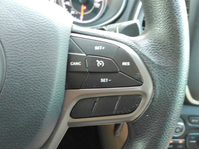 Used 2019 Jeep Cherokee Latitude w/ Popular Appearance Group FWD image 31