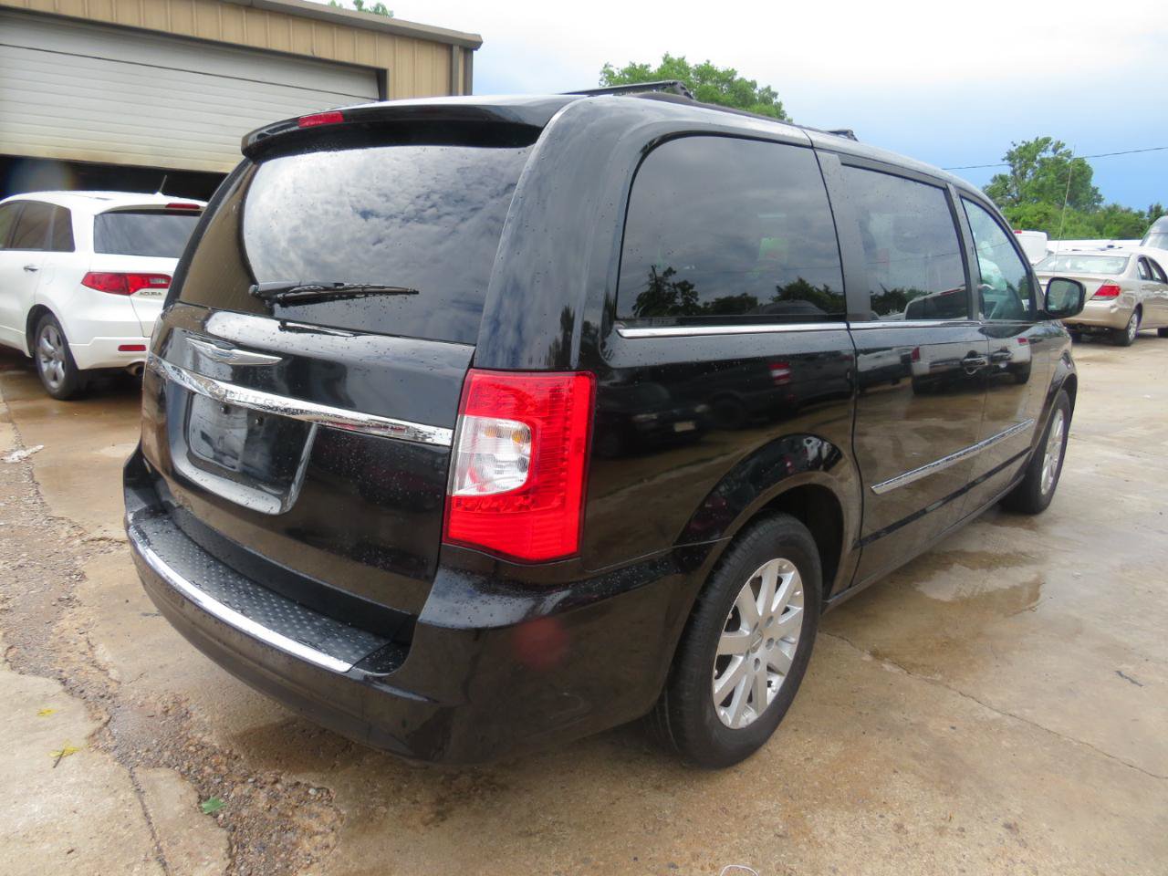 Used 2015 Chrysler Town & Country Touring FWD image 4