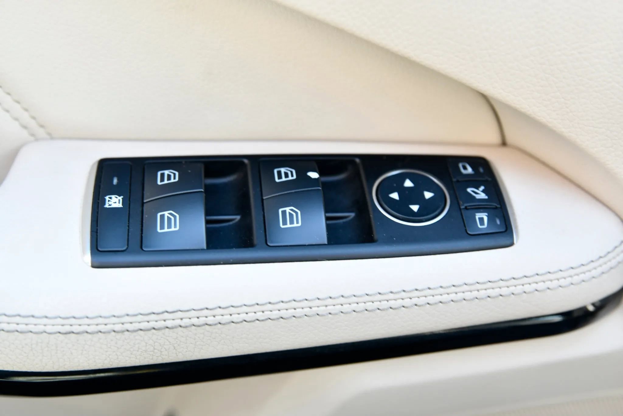 Used 2016 Mercedes-Benz E 350 4MATIC Sedan image 11