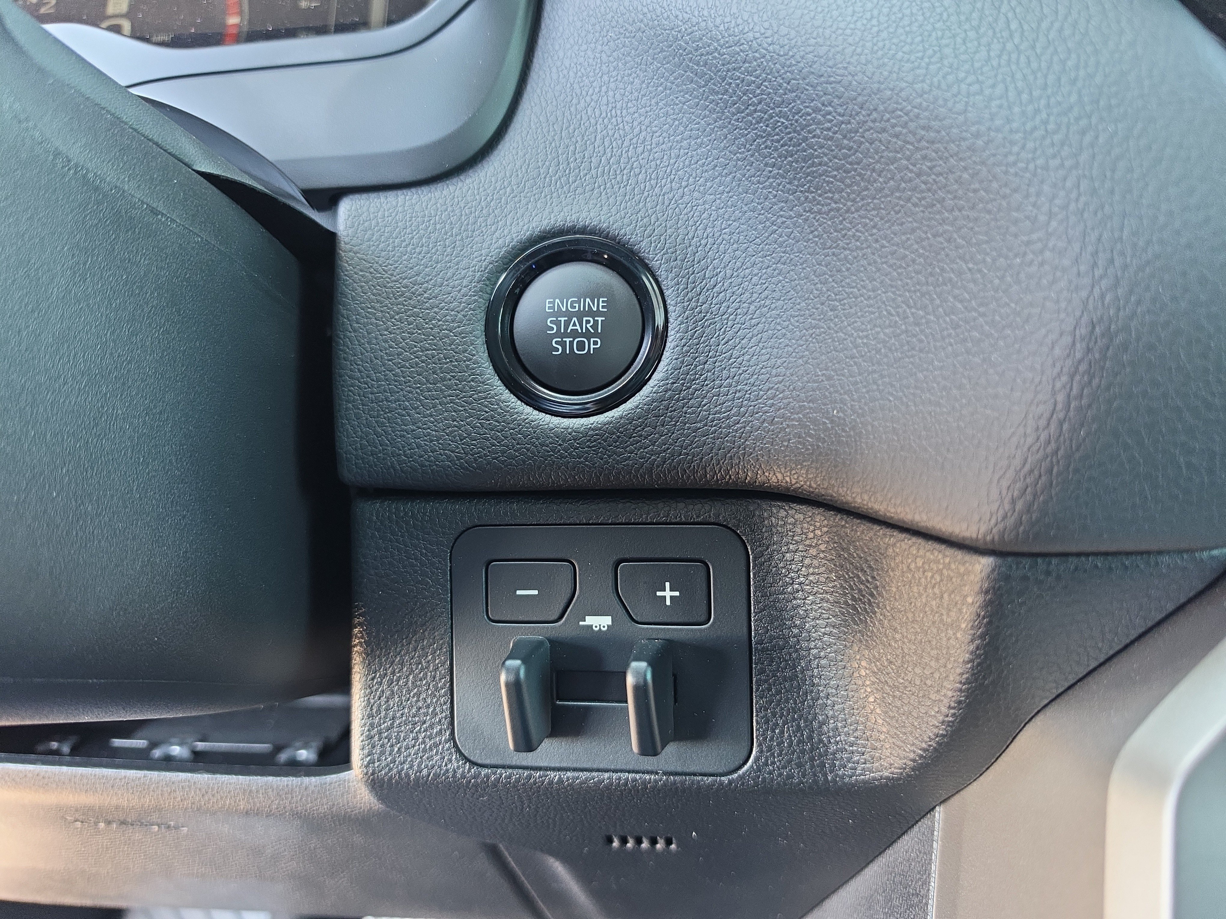 Used 2025 Toyota Tundra Limited AWD/4WD image 30