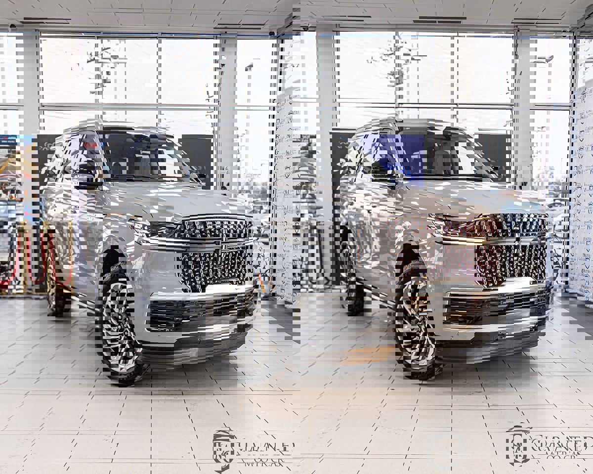 Used 2025 Lincoln Navigator Reserve image 3