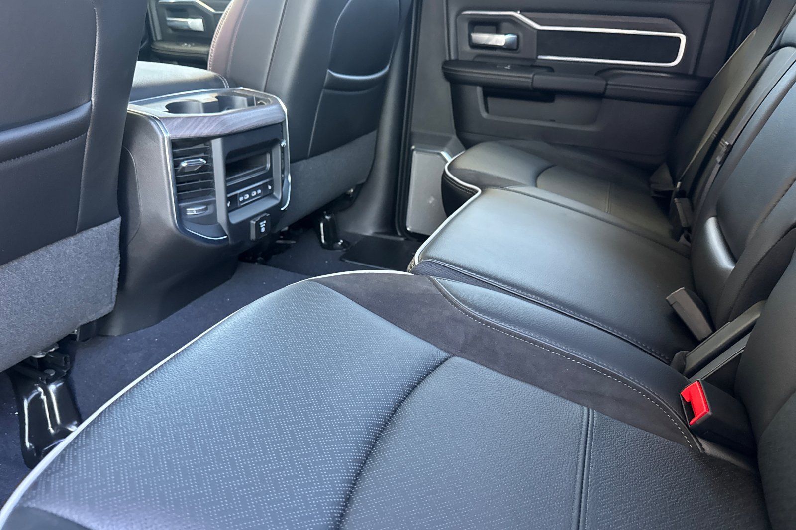 New 2026 RAM 2500 Laramie AWD/4WD image 11