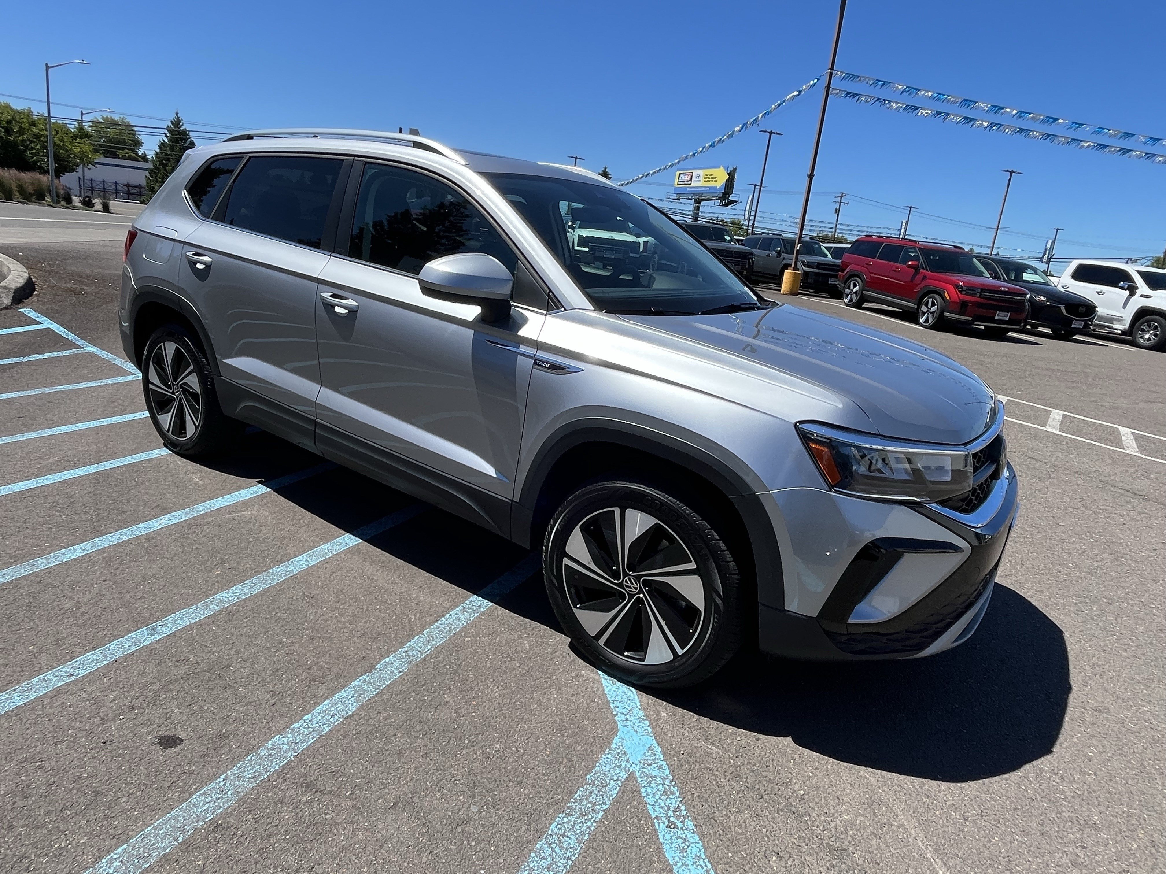 Used 2024 Volkswagen Taos SE w/ Panoramic Sunroof Package AWD/4WD image 7