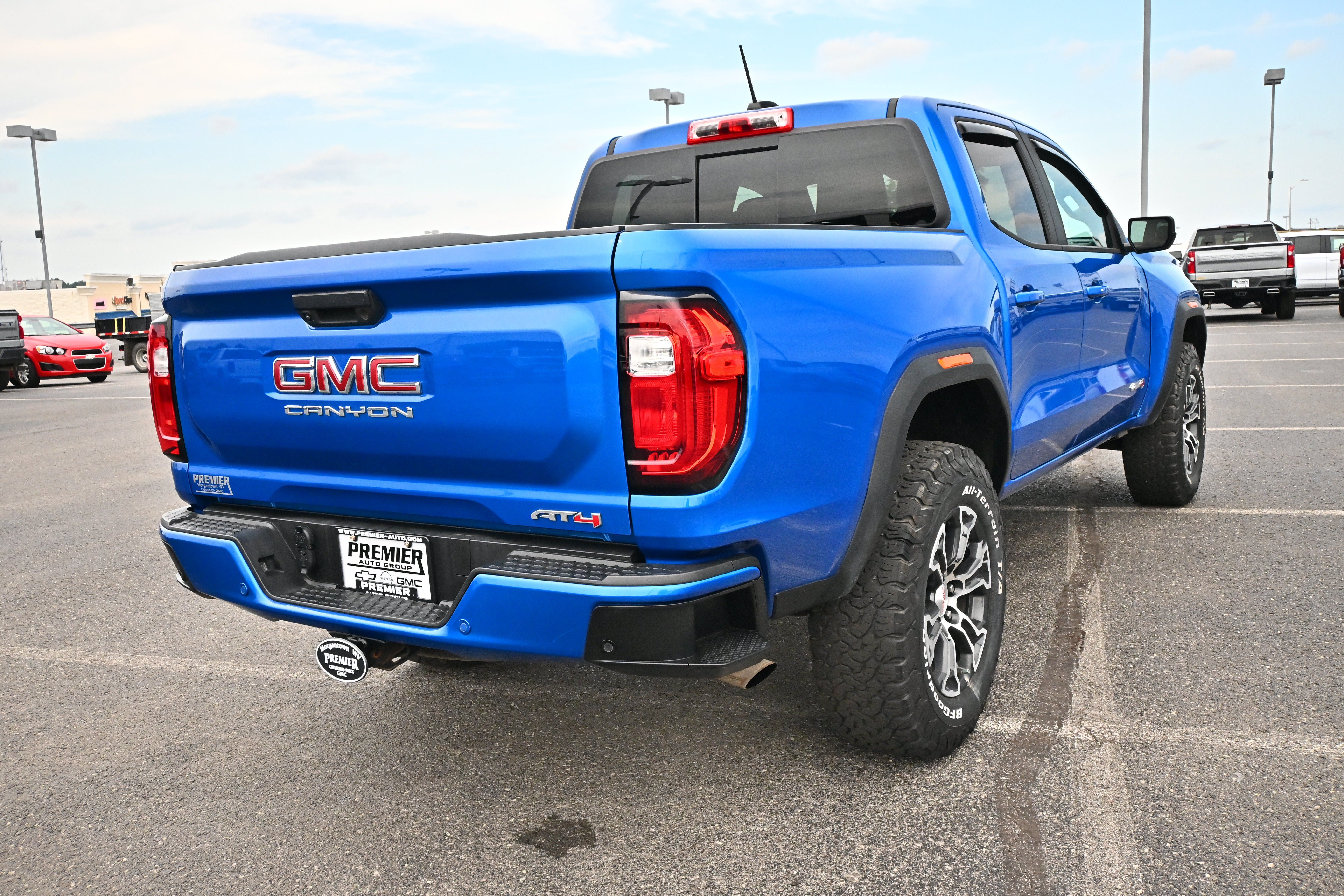 Used 2023 GMC Canyon AT4 w/ AT4 Premium Package AWD/4WD image 8