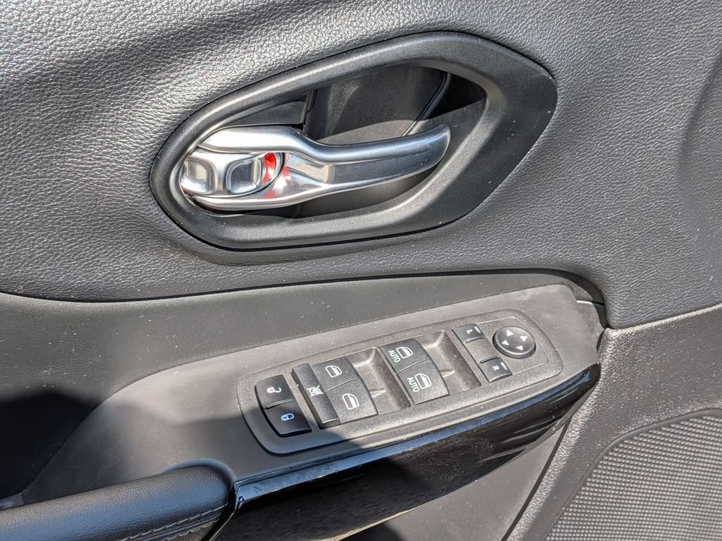Used 2023 Jeep Cherokee Altitude Lux AWD/4WD image 12