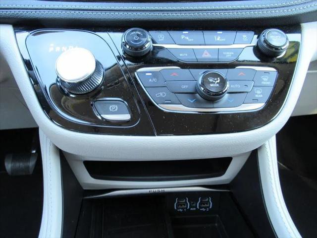 Certified 2024 Chrysler Pacifica Limited AWD/4WD image 32