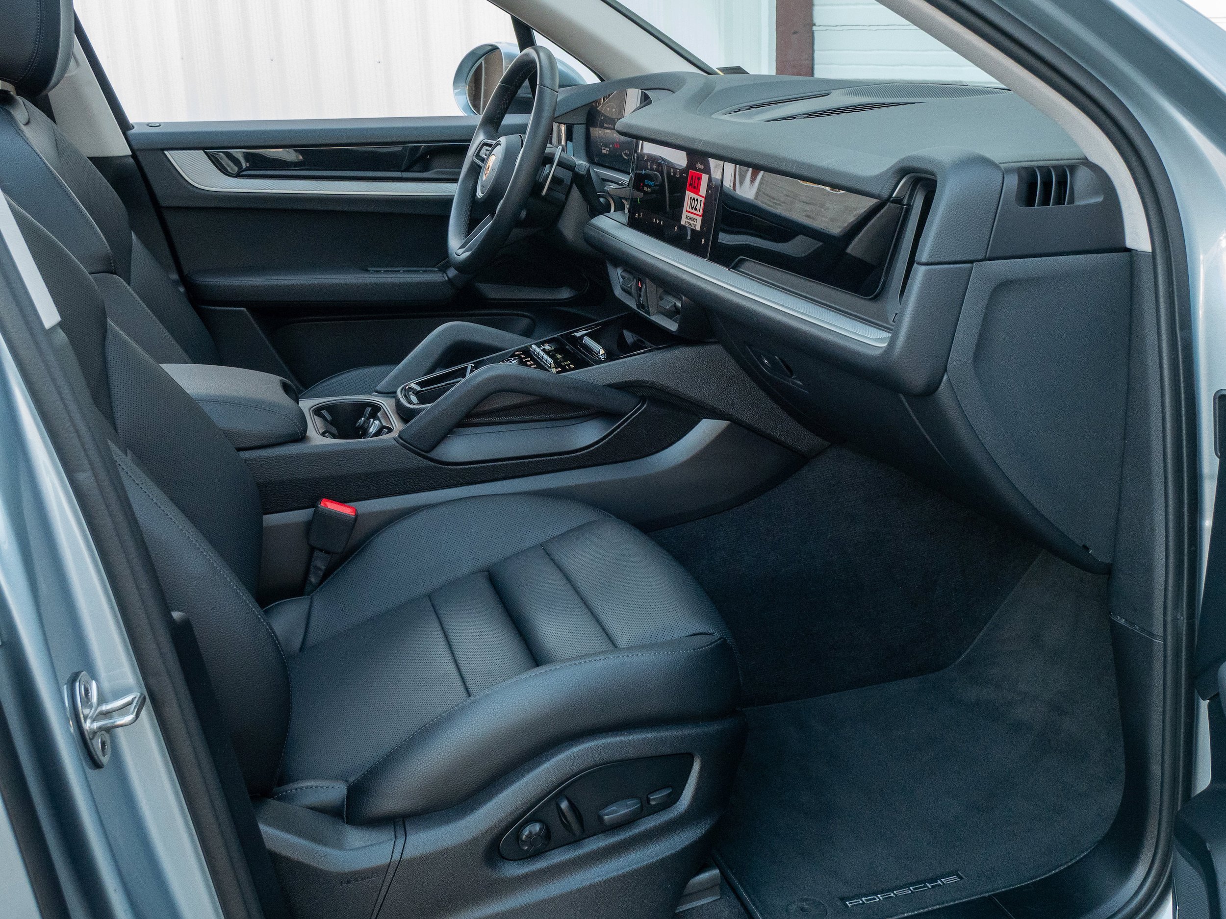 Certified 2024 Porsche Cayenne w/ Premium Package Plus (PFM) image 28