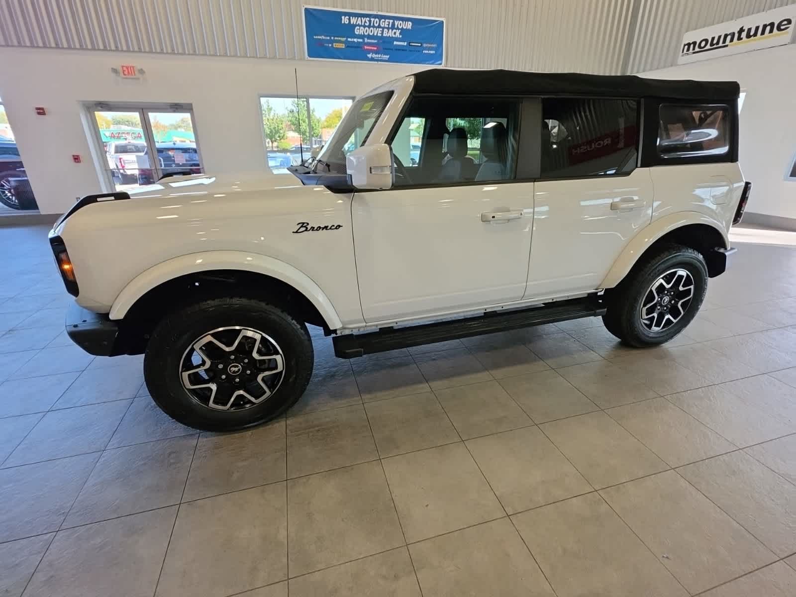 Used 2022 Ford Bronco Outer Banks AWD/4WD image 13