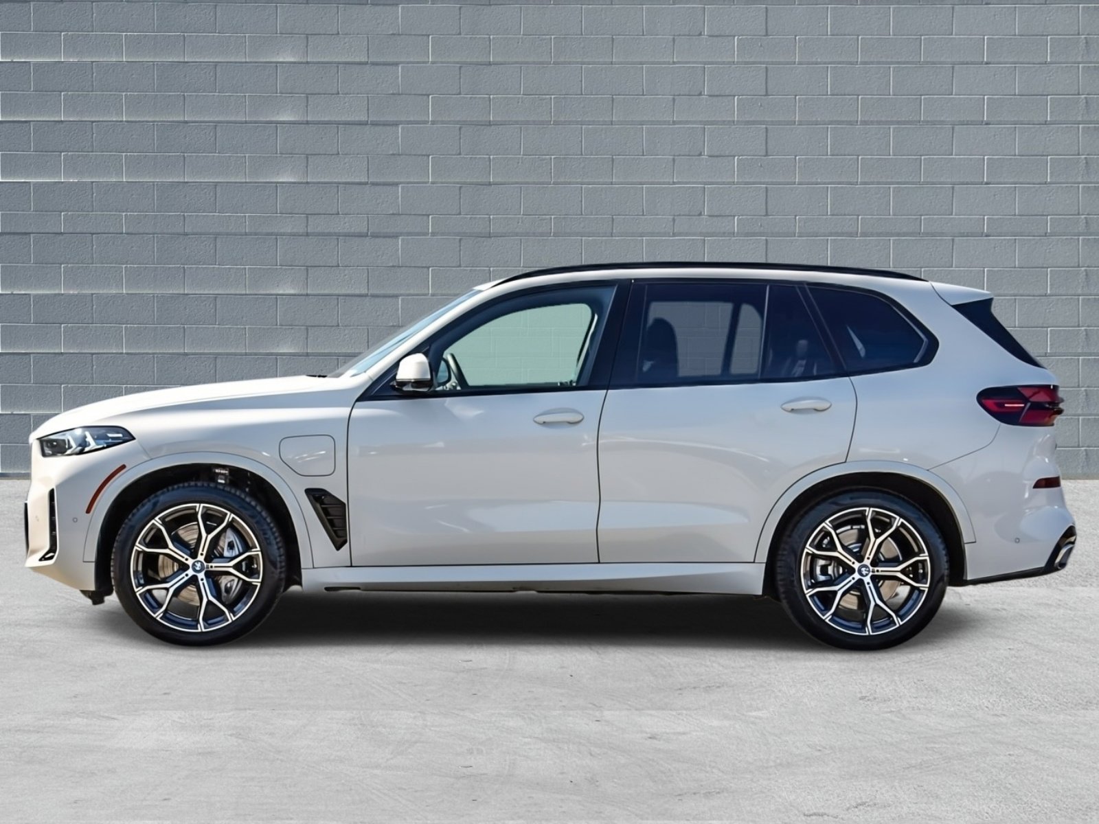 Used 2025 BMW X5 xDrive50e w/ M Sport Package AWD/4WD image 4
