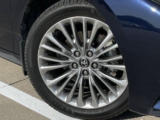 Used 2021 Toyota Avalon Limited FWD image 9