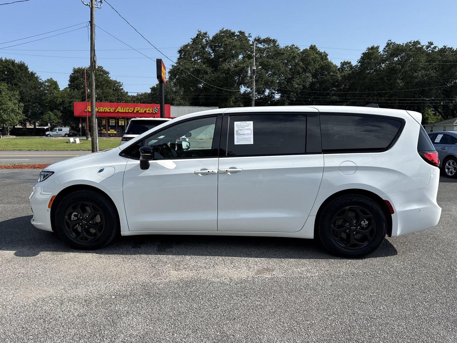 Used 2024 Chrysler Pacifica Limited FWD image 2