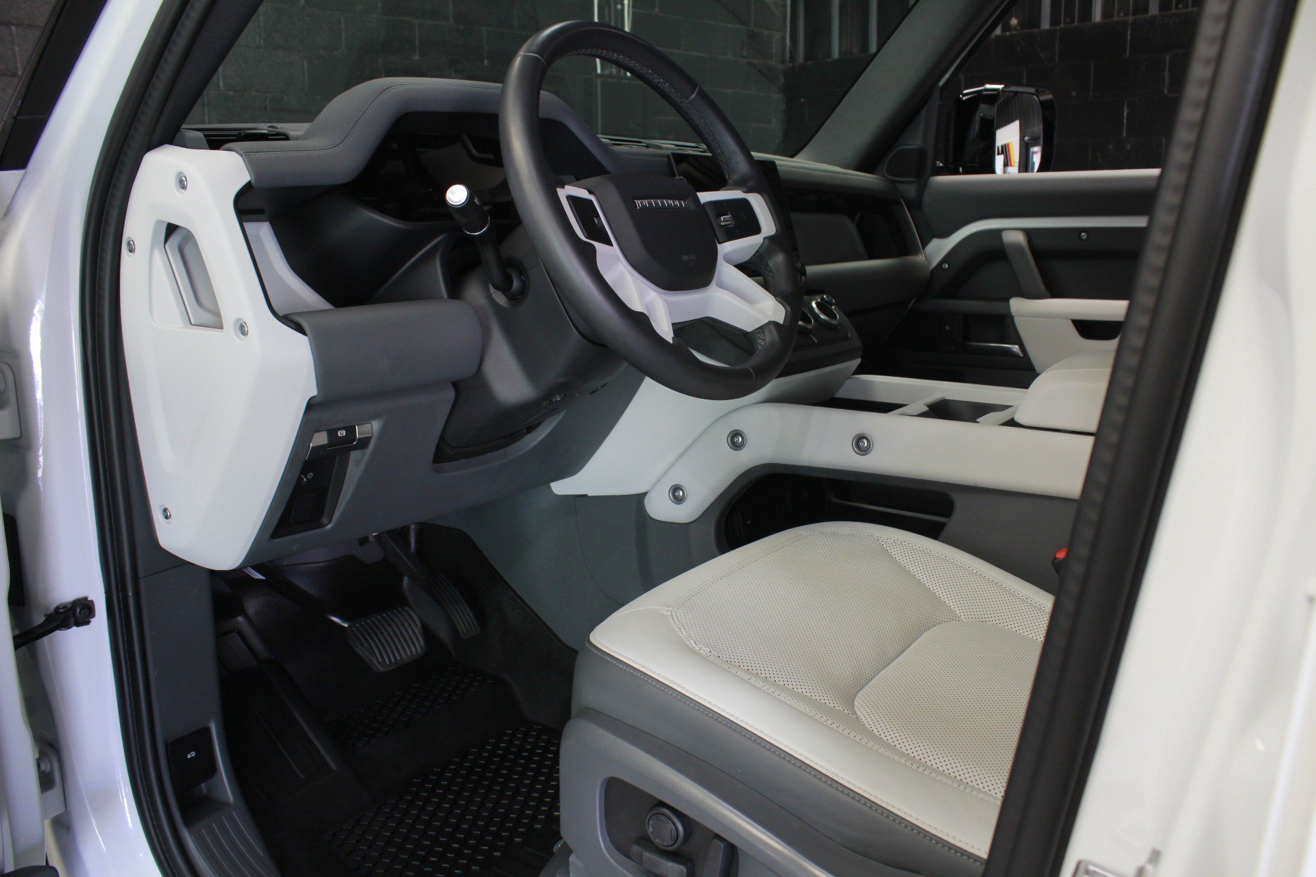 Used 2025 Land Rover Defender 110 X-Dynamic SE AWD/4WD image 28