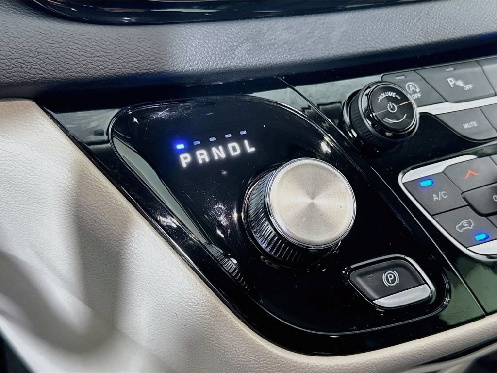 Used 2024 Chrysler Pacifica Touring-L FWD image 16
