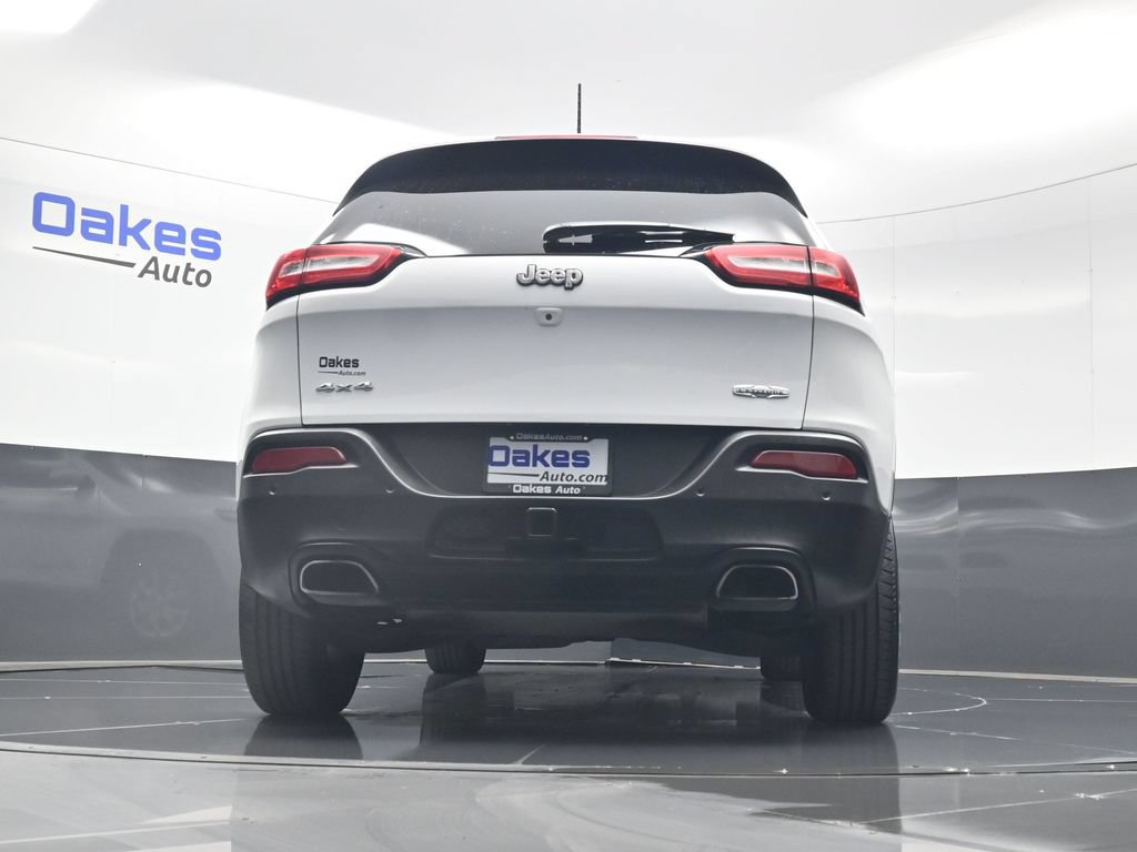 Used 2018 Jeep Cherokee Latitude Plus w/ Cold Weather Group AWD/4WD image 42