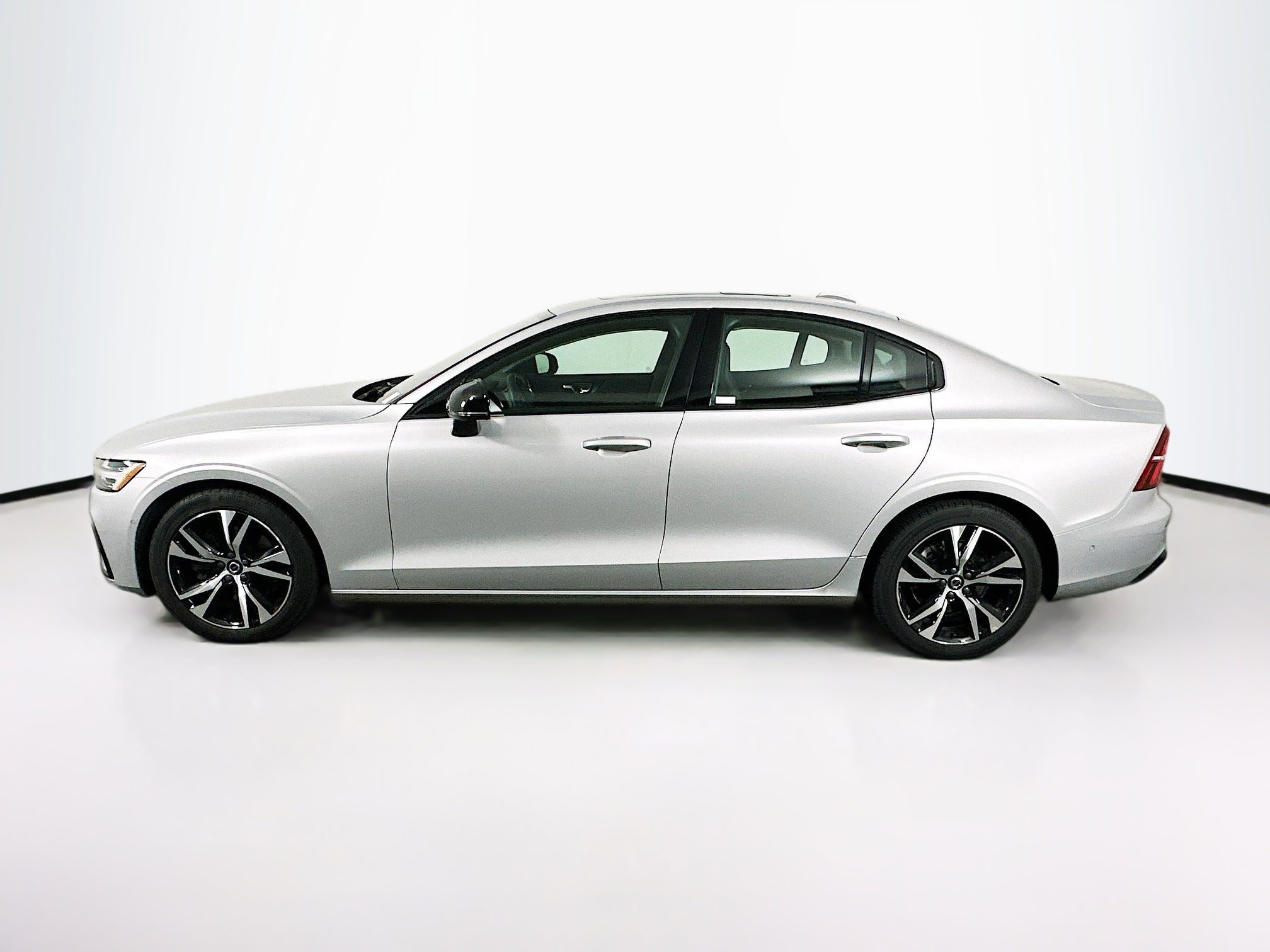 Used 2024 Volvo S60 B5 Plus image 4