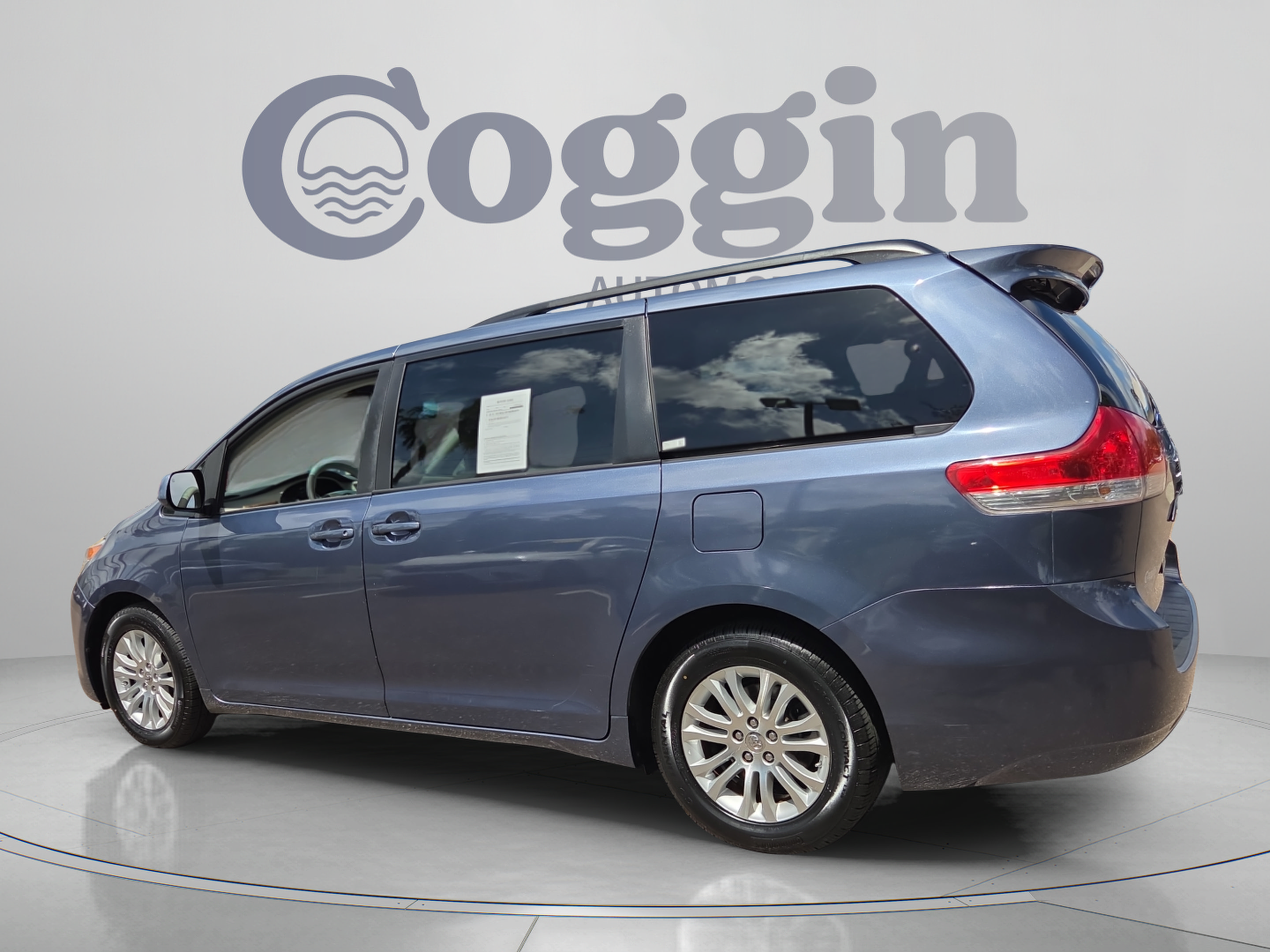 Used 2014 Toyota Sienna XLE FWD image 3
