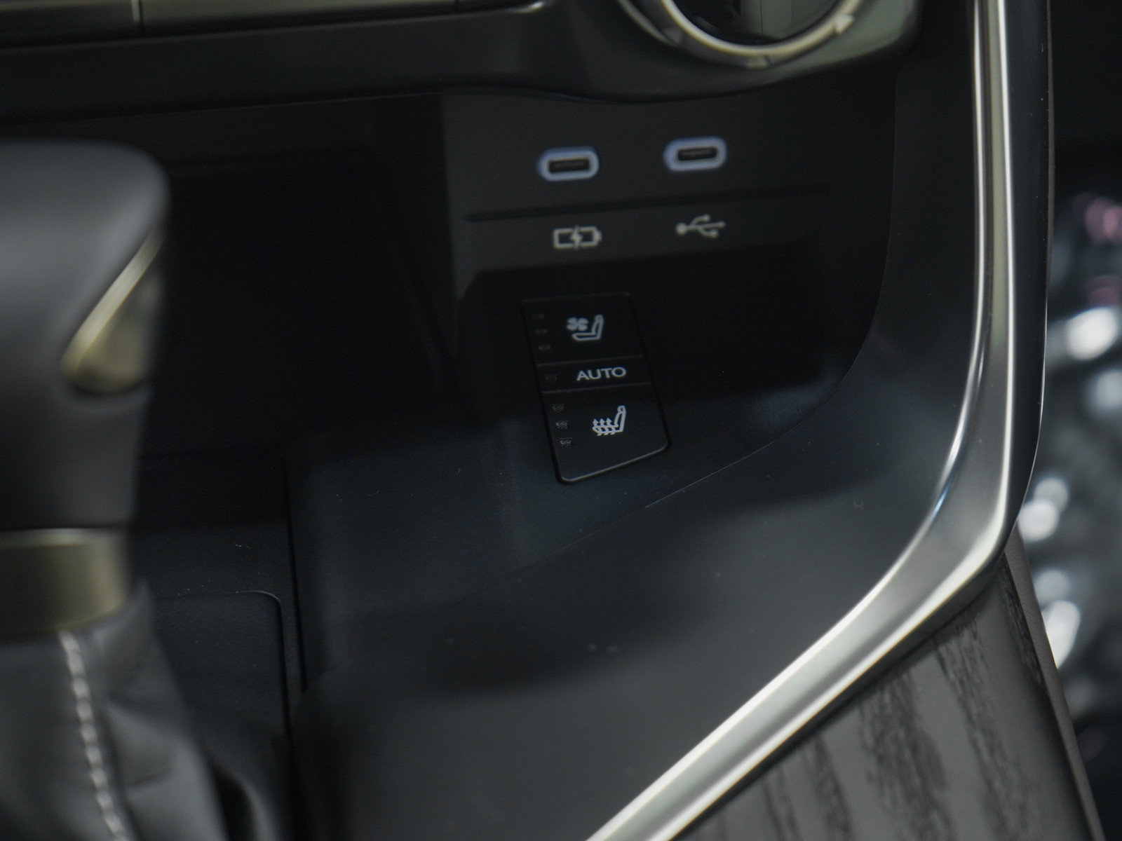 Used 2025 Lexus LX 600 4WD w/ Accessory Package (2T) image 23