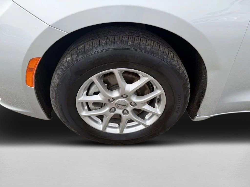 Used 2024 Chrysler Pacifica Touring-L FWD image 39