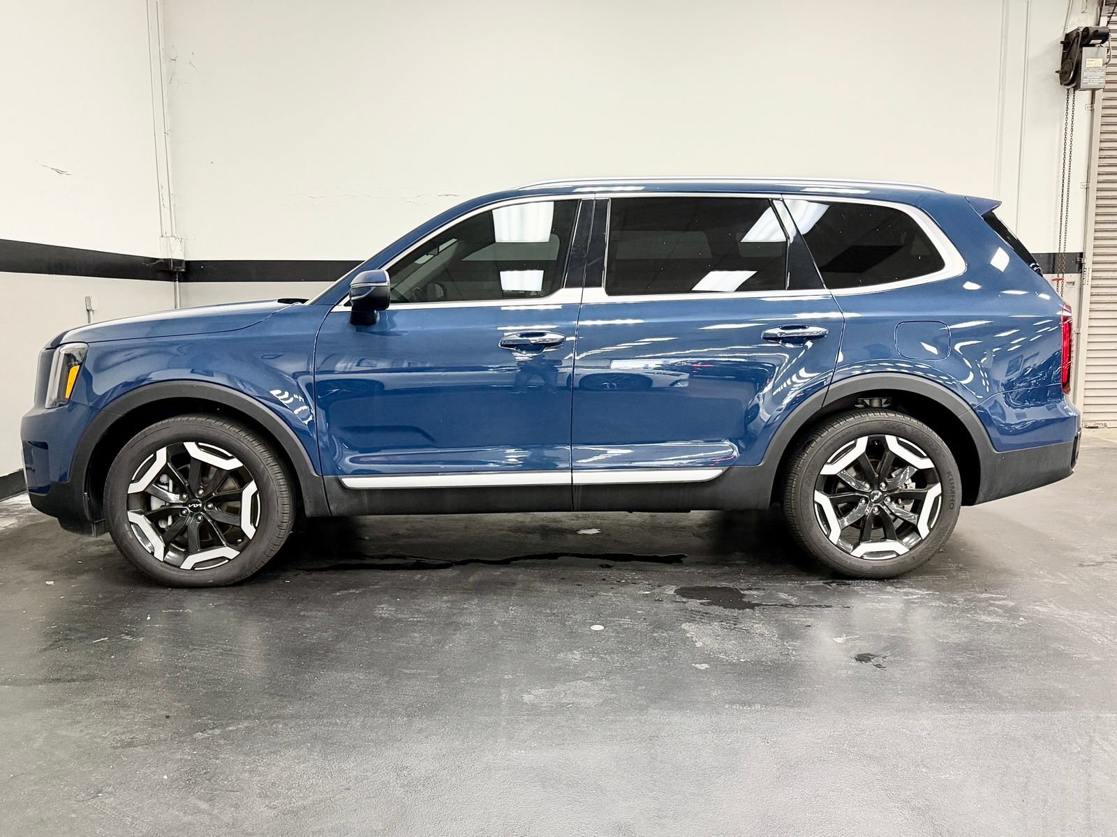 Used 2025 Kia Telluride S FWD image 9