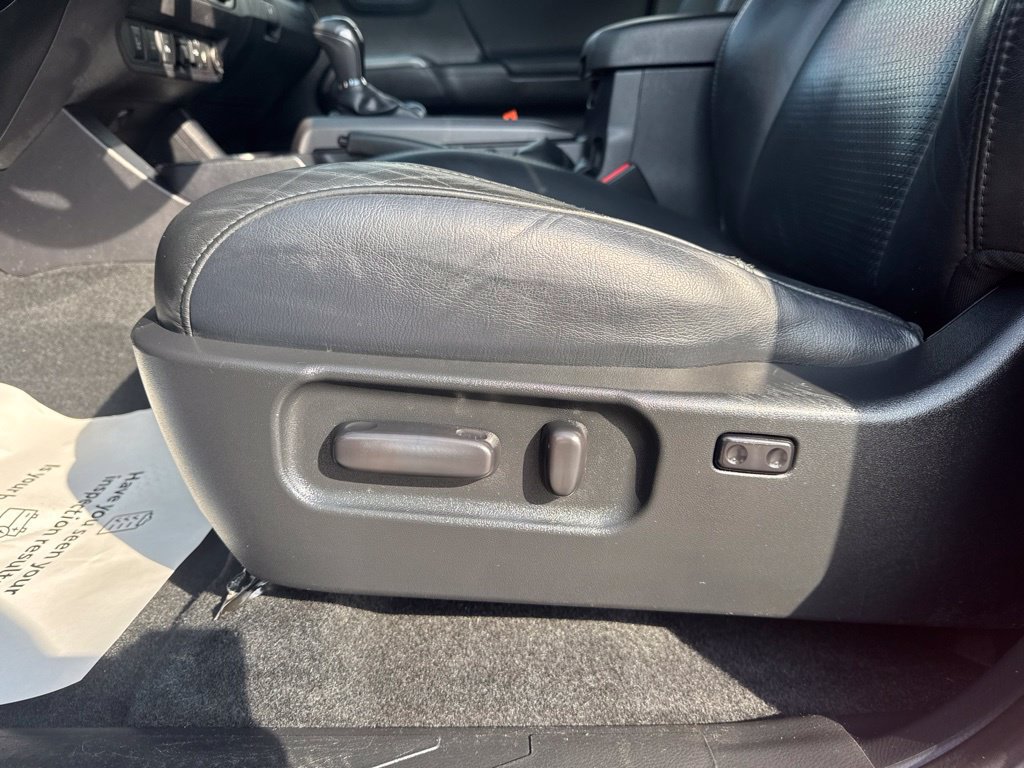 Used 2020 Toyota Tacoma TRD Sport w/ TRD Premium Sport Package AWD/4WD image 39
