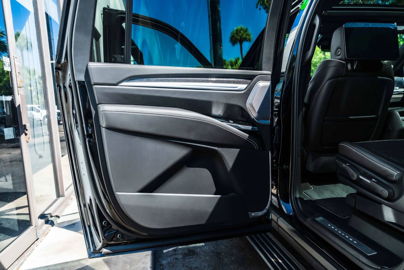 Used 2026 Cadillac Escalade ESV V w/ LPO, ONYX Package image 23