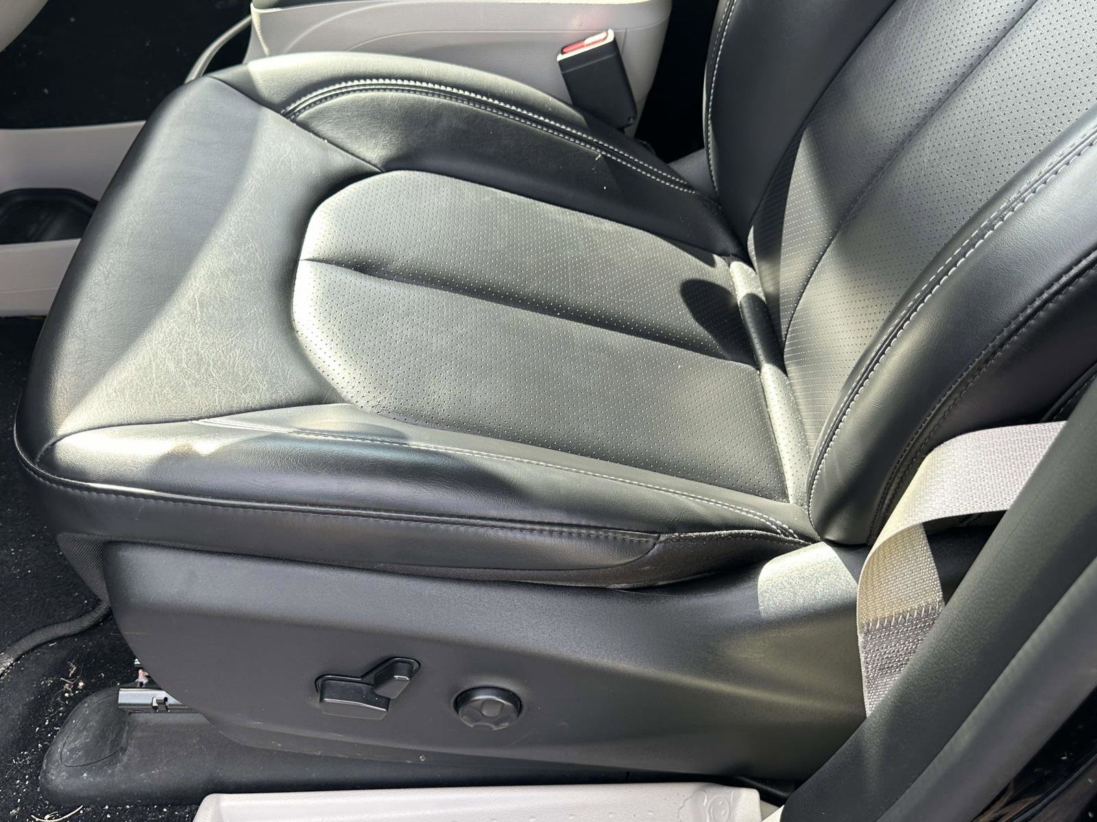 Used 2023 Chrysler Pacifica Touring-L image 19