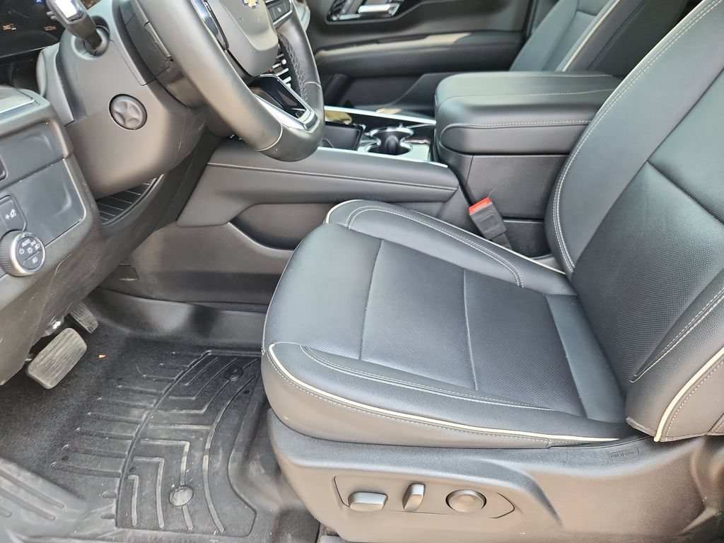 Used 2025 Chevrolet Suburban Premier AWD/4WD image 24