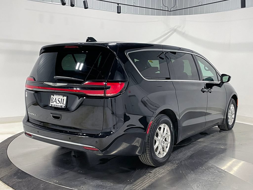 Used 2025 Chrysler Pacifica Select FWD image 11