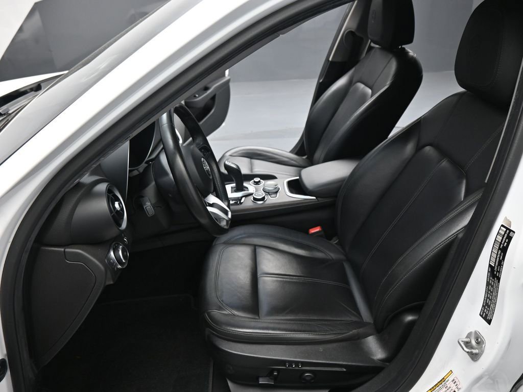 Used 2021 Alfa Romeo Giulia Ti w/ Nero Edizione image 9