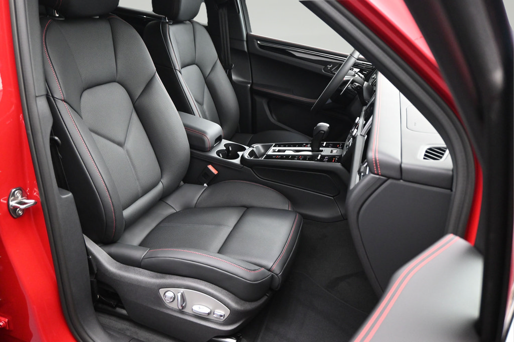New 2026 Porsche Macan AWD/4WD image 10