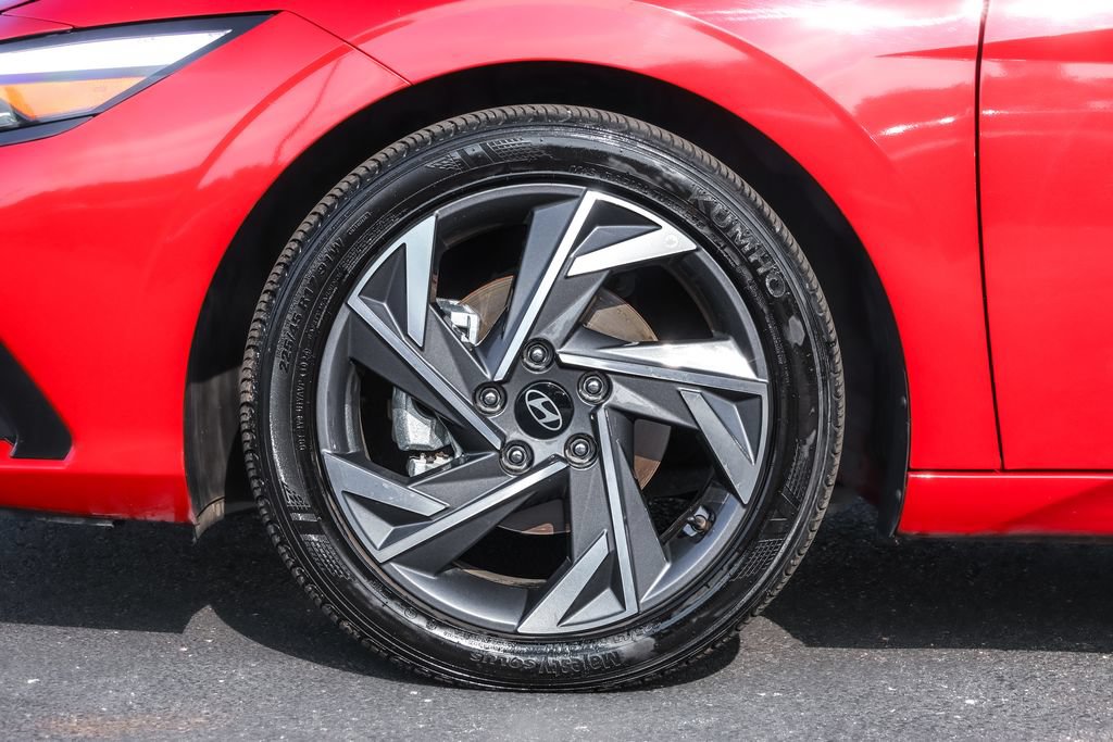 Certified 2025 Hyundai Elantra Limited FWD image 18