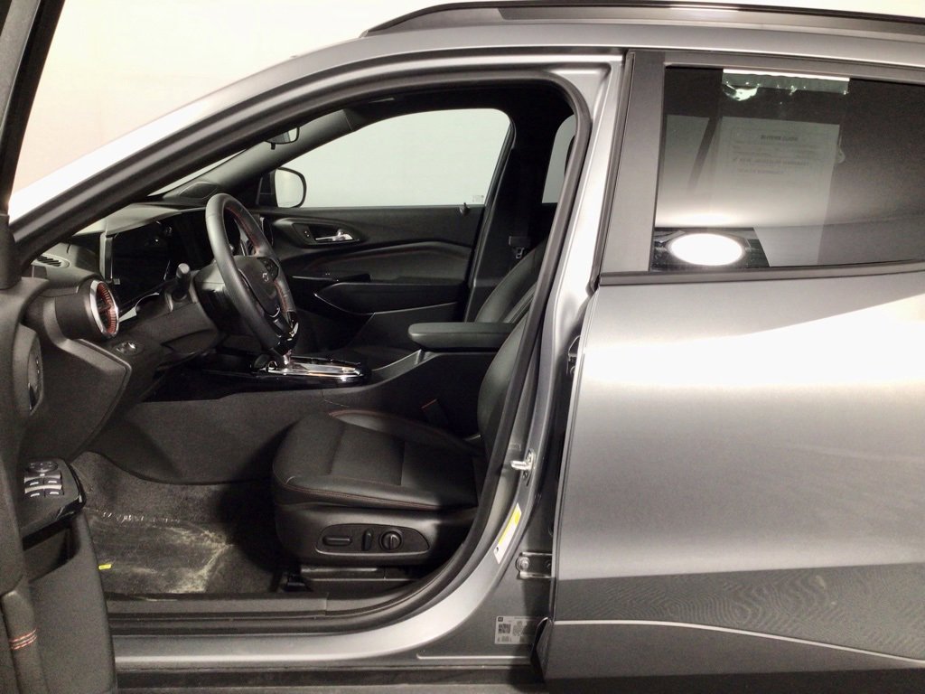 Used 2025 Chevrolet Trax RS image 14