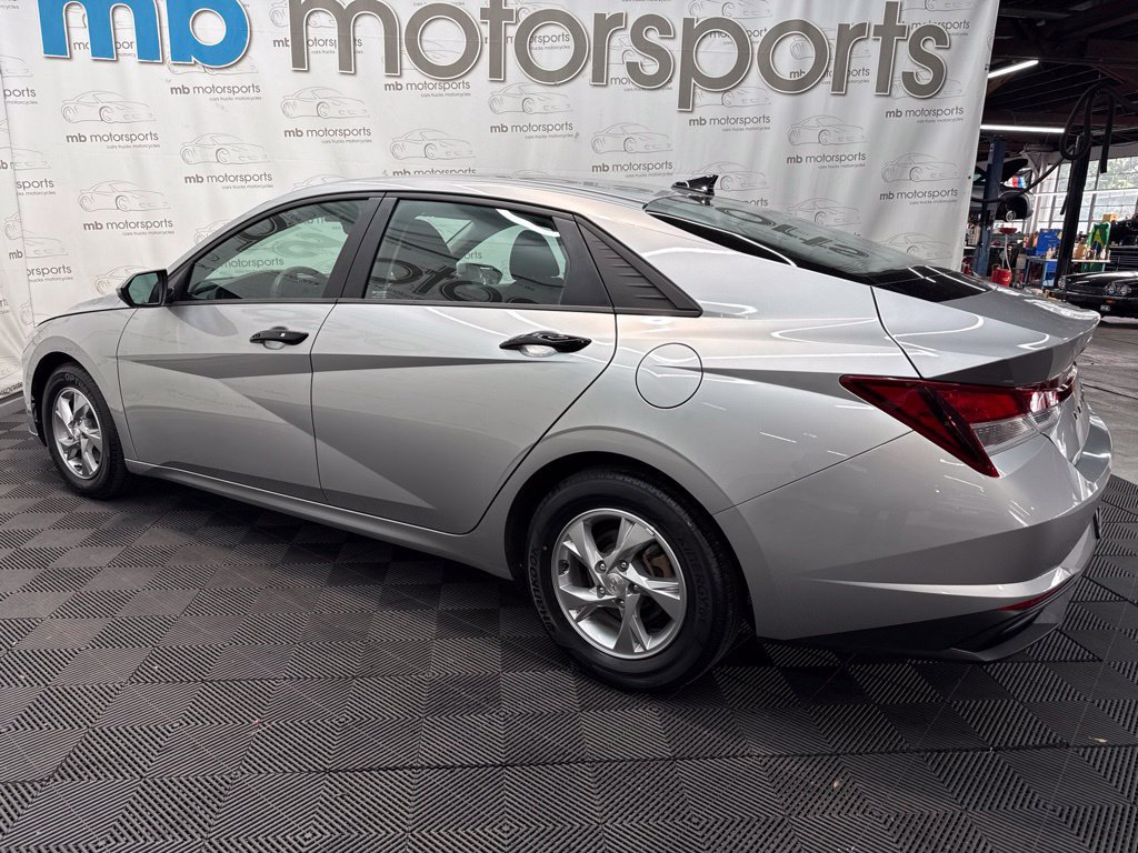 Used 2021 Hyundai Elantra SE FWD image 3