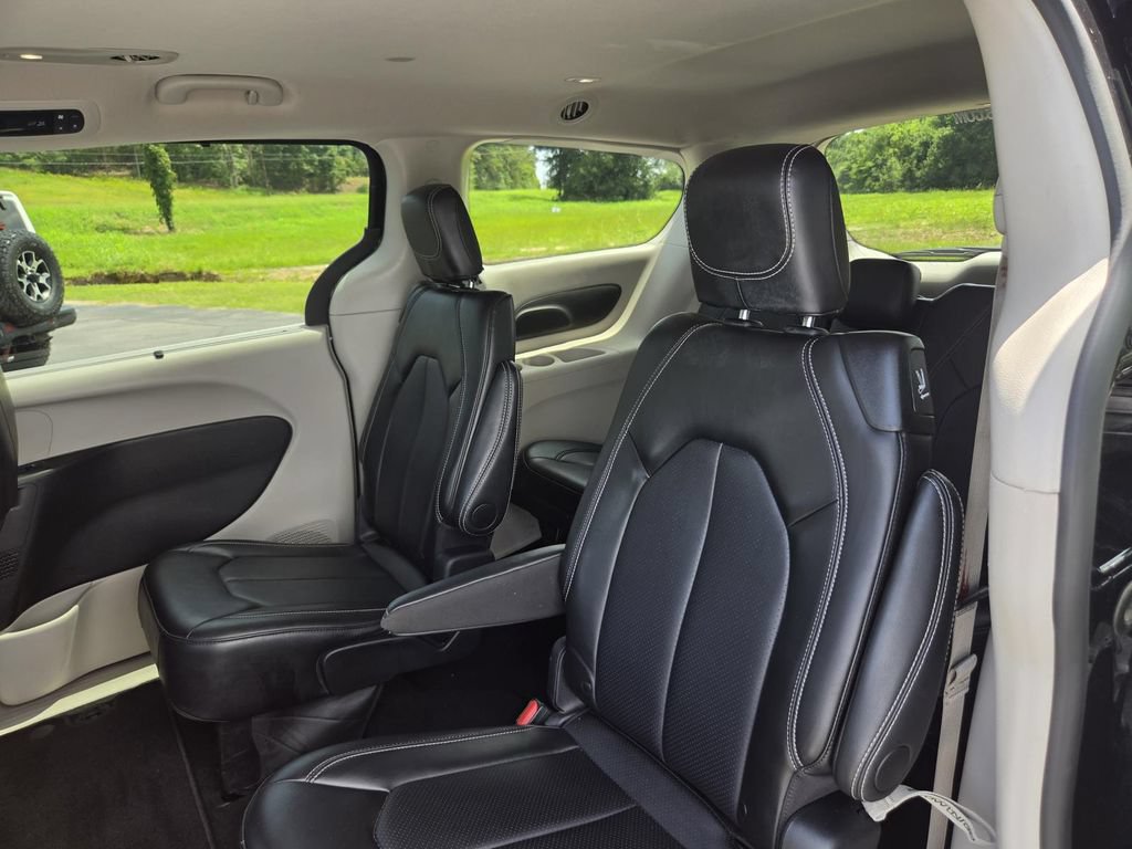 Used 2024 Chrysler Pacifica Touring-L FWD image 27