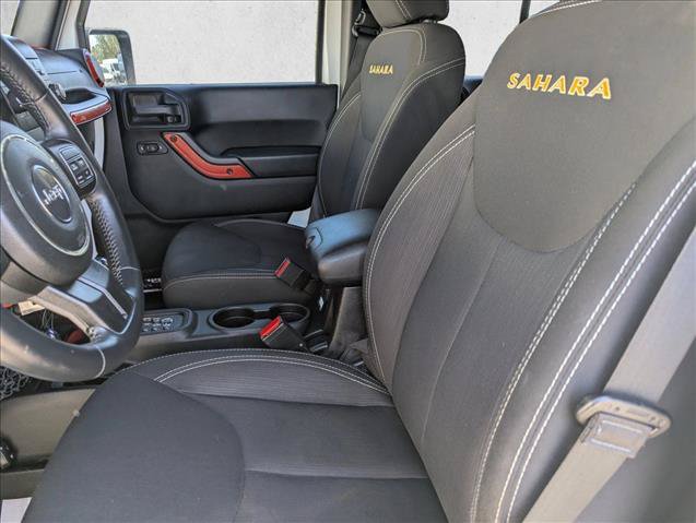 Used 2015 Jeep Wrangler Unlimited Sahara w/ Connectivity Group AWD/4WD image 16
