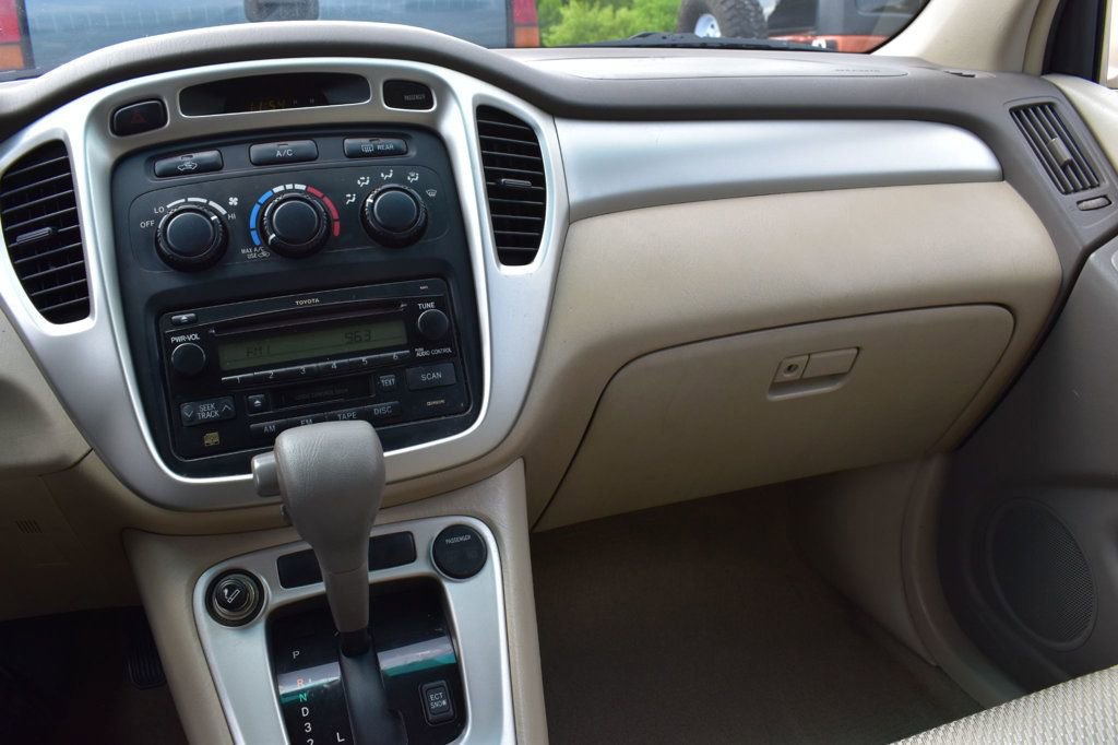 Used 2005 Toyota Highlander 4WD V6 w/ 3rd Row image 26