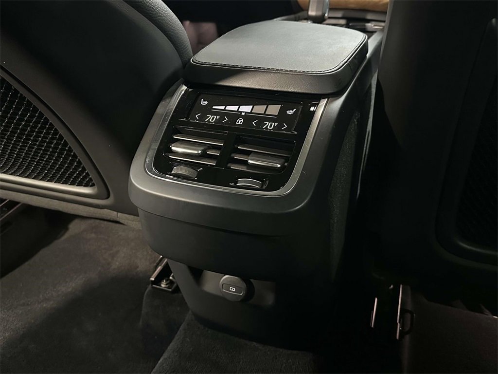 Used 2024 Volvo XC90 B6 Plus image 17