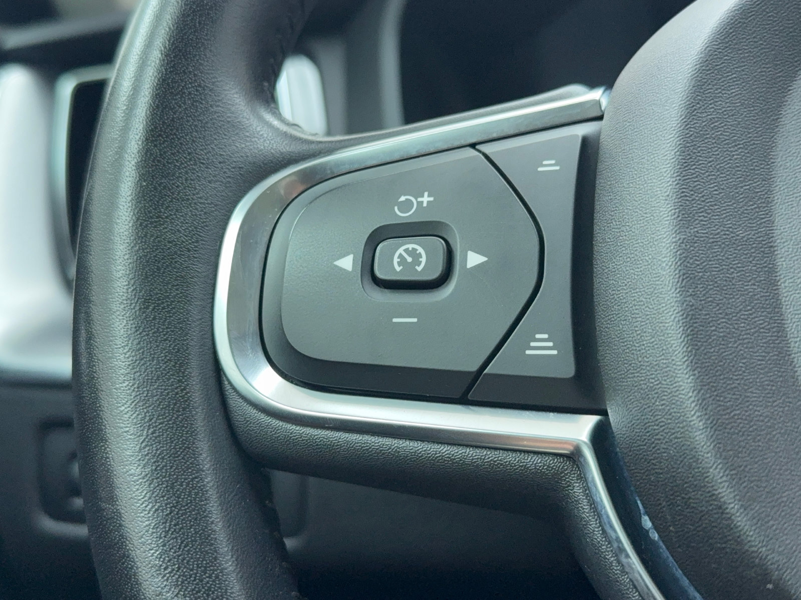 Used 2019 Volvo XC60 T5 Momentum w/ Multimedia Package FWD image 33