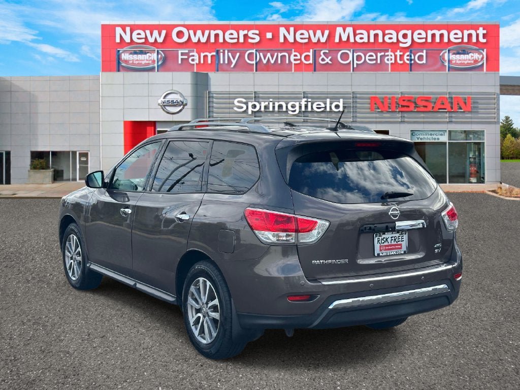Used 2015 Nissan Pathfinder SV w/ Cargo Package FWD image 4