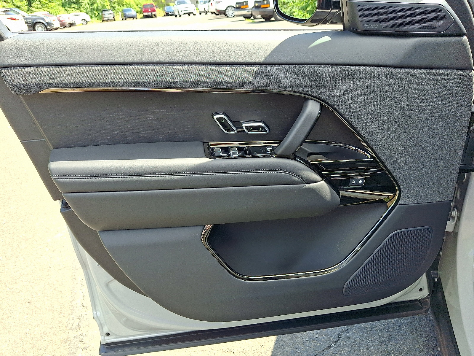 Used 2025 Land Rover Range Rover Sport SE image 13