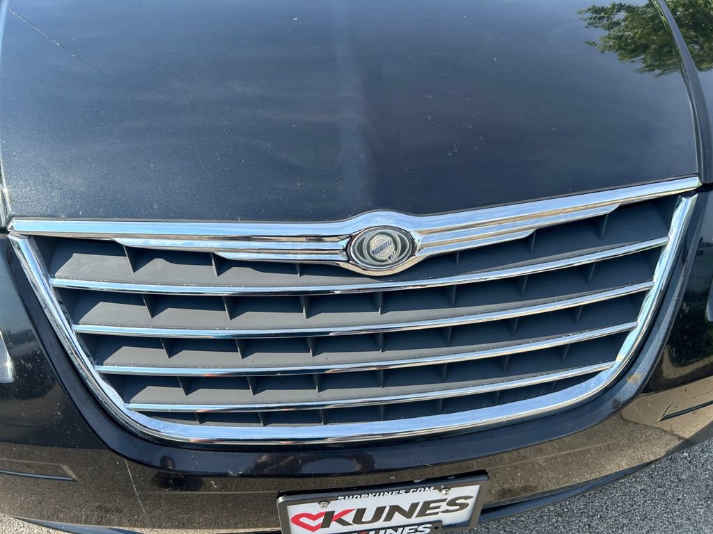 Used 2010 Chrysler Town & Country Touring FWD image 36