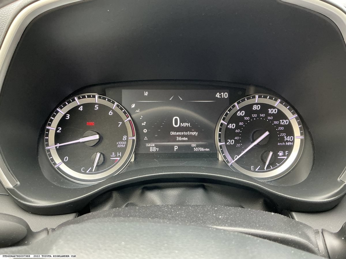 Used 2022 Toyota Highlander XLE FWD image 12