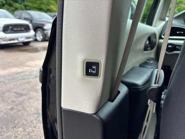 Used 2023 Chrysler Voyager LX FWD image 18