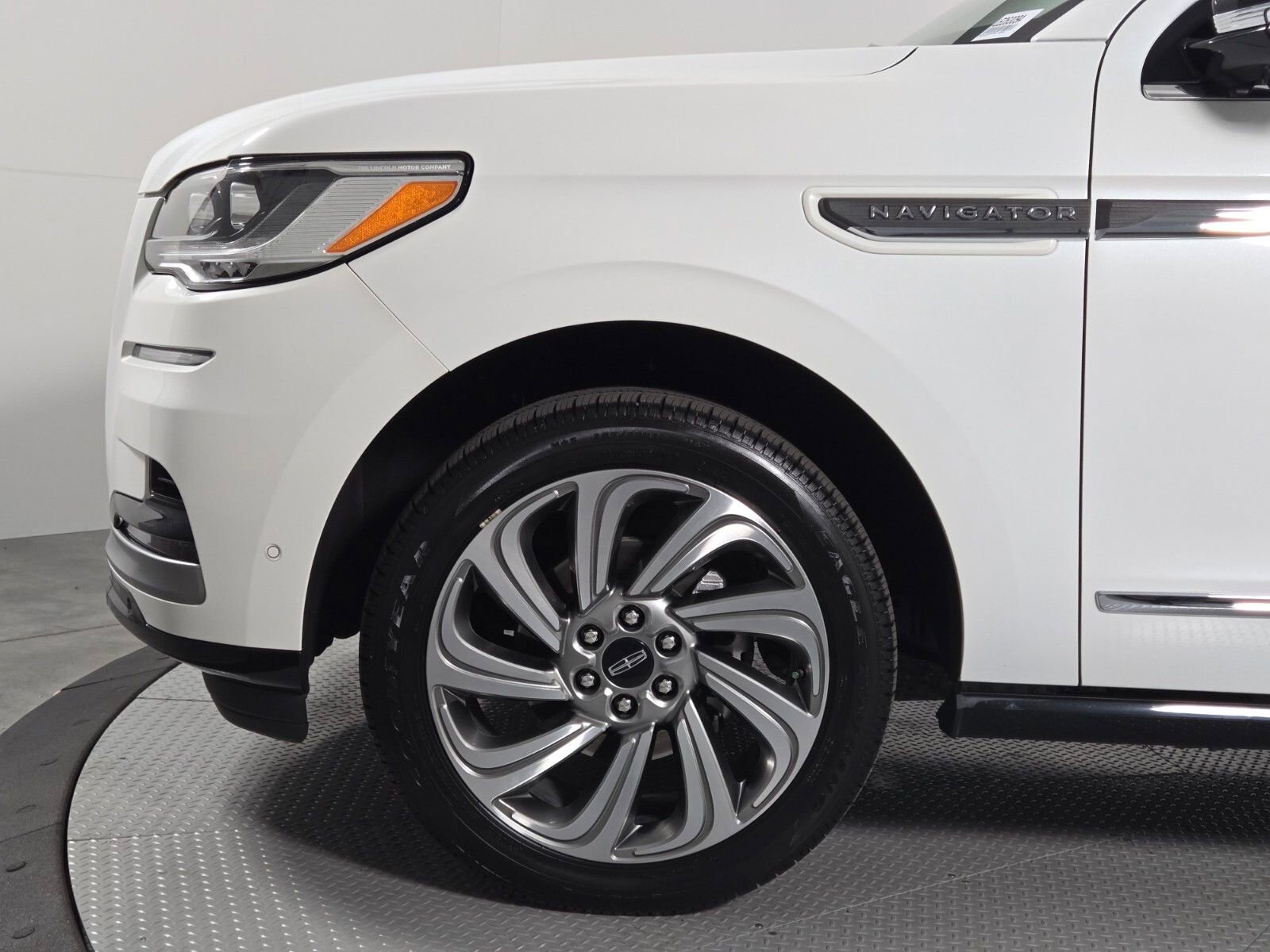 Certified 2023 Lincoln Navigator Reserve AWD/4WD image 9