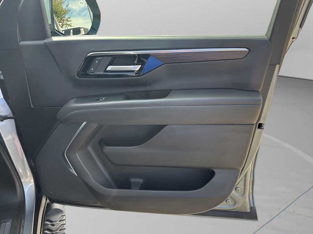 Used 2025 Chevrolet Suburban Z71 image 13