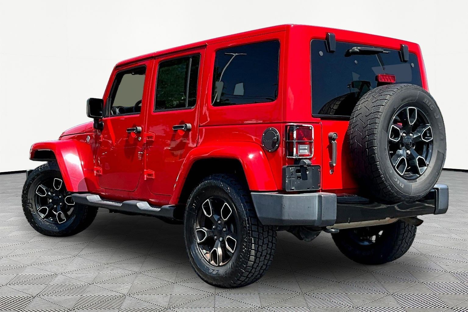 Used 2018 Jeep Wrangler Unlimited Sahara AWD/4WD image 4