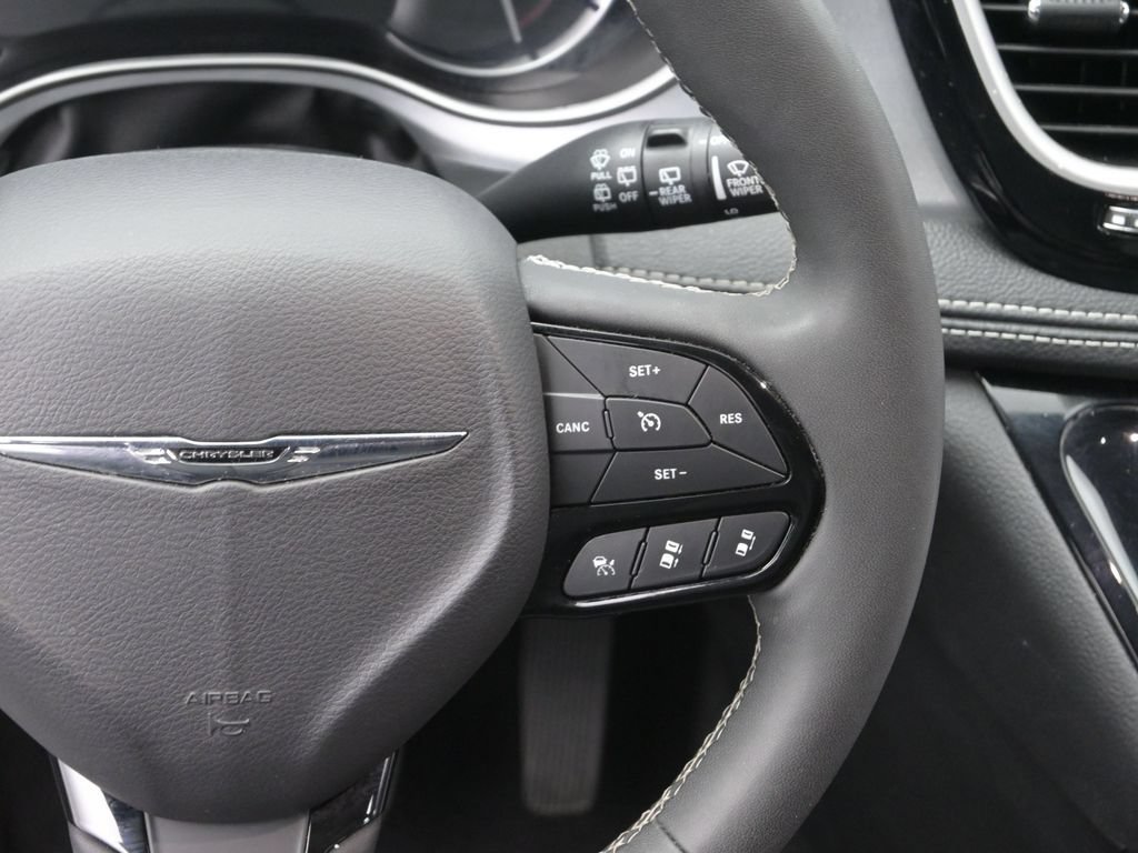 Used 2024 Chrysler Pacifica Limited FWD image 33