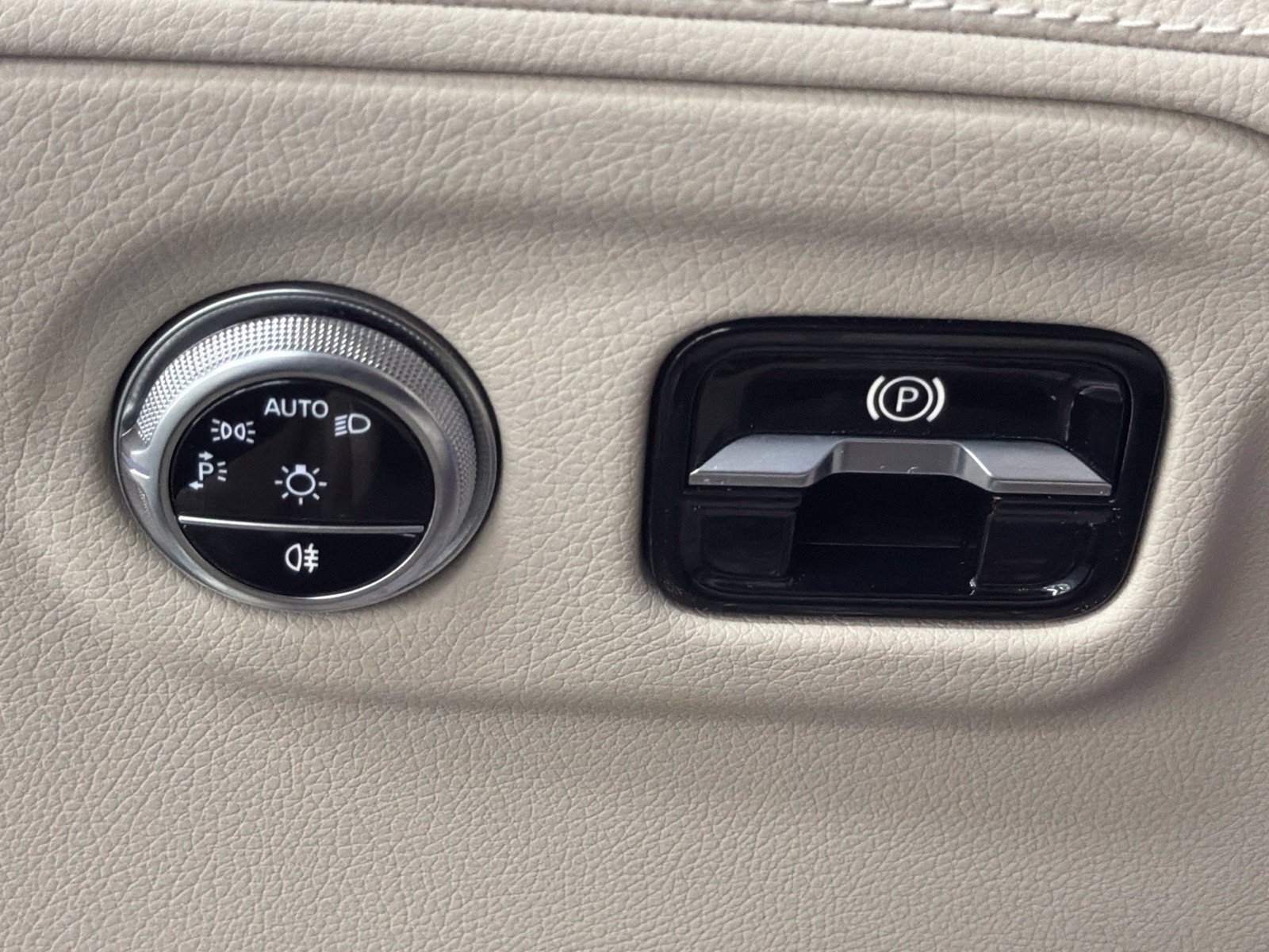 Used 2023 Mercedes-Benz EQS 450+ SUV w/ AMG Line Exterior Package image 32