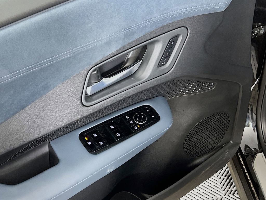 Used 2025 Nissan Ariya Platinum image 18