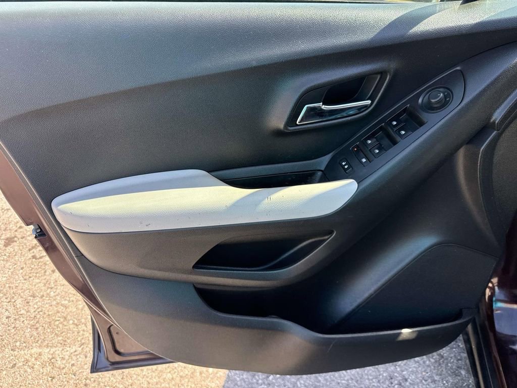 Used 2021 Chevrolet Trax LT w/ Driver Confidence Package image 26